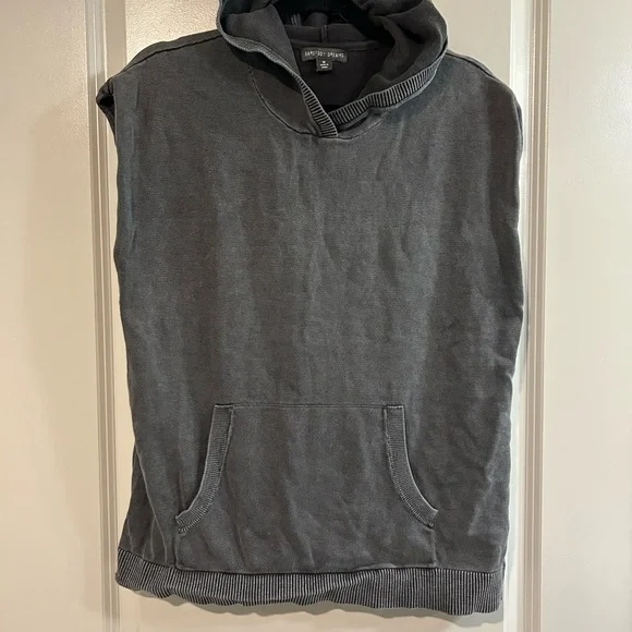Barefoot Dreams Men's Sleeveless Hooded Pullover in Black - Picture 2 of 6